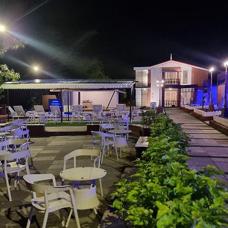 Nostravila Lonavala Buitenkant foto