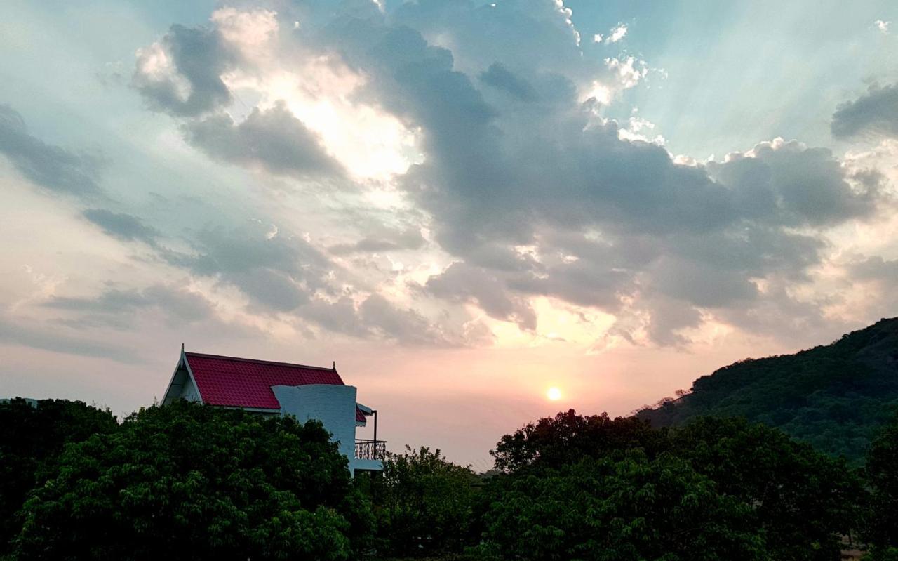 Nostravila Lonavala Buitenkant foto