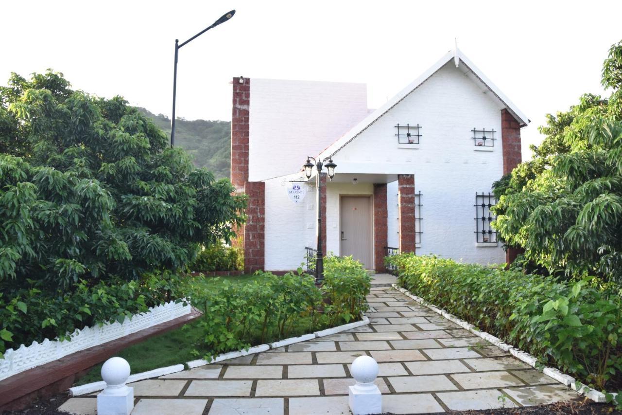 Nostravila Lonavala Buitenkant foto