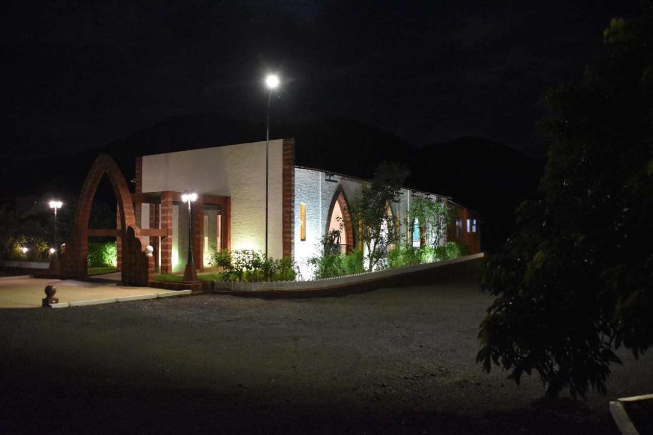 Nostravila Lonavala Buitenkant foto