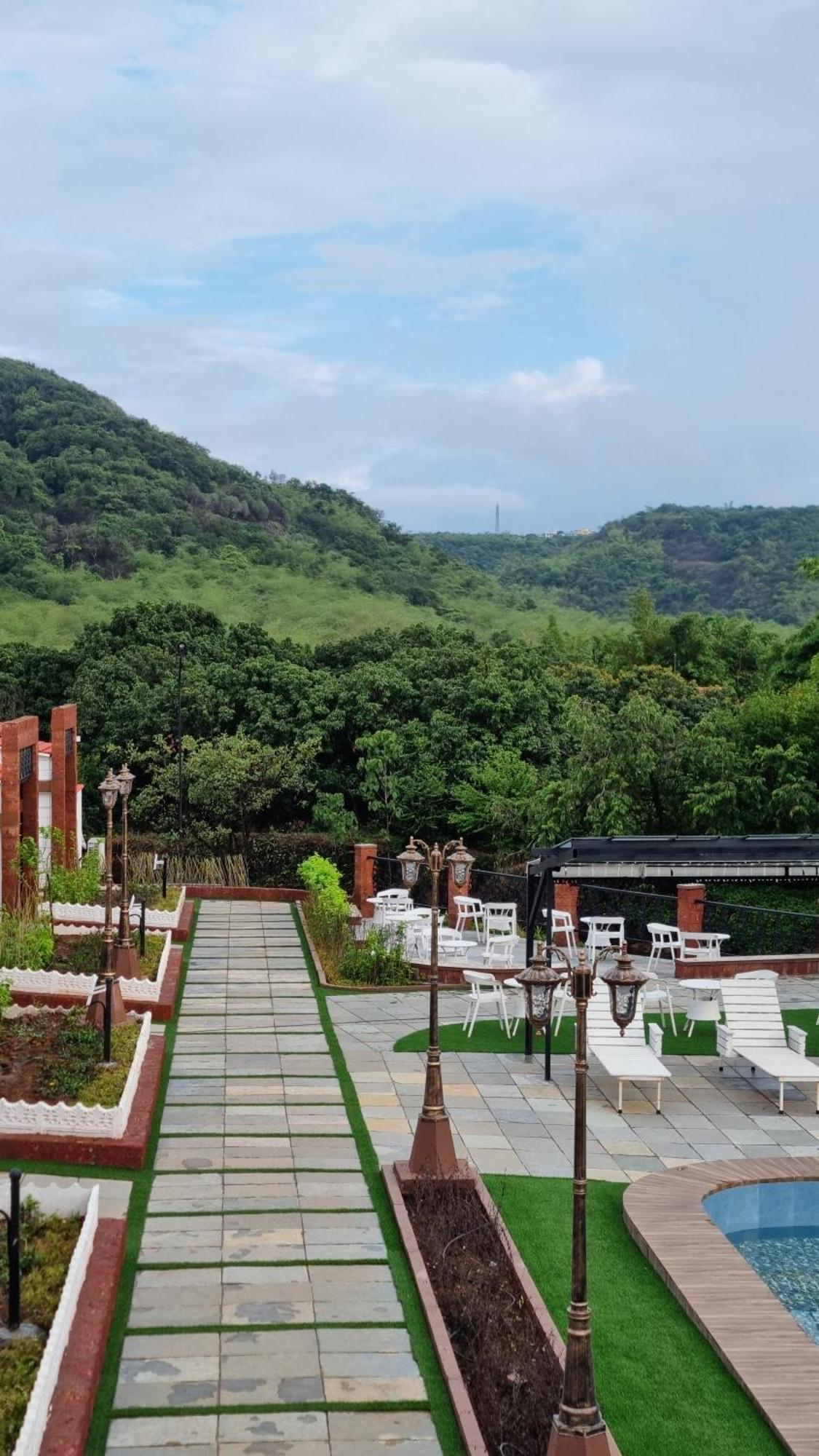 Nostravila Lonavala Buitenkant foto