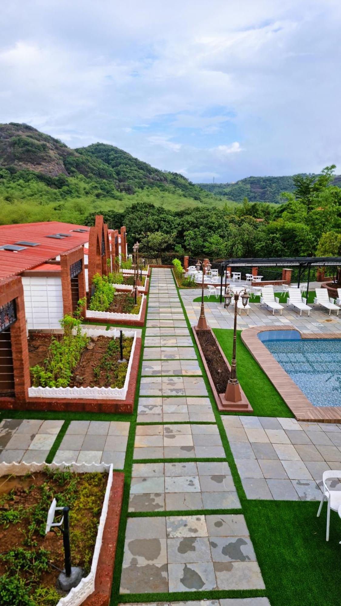 Nostravila Lonavala Buitenkant foto