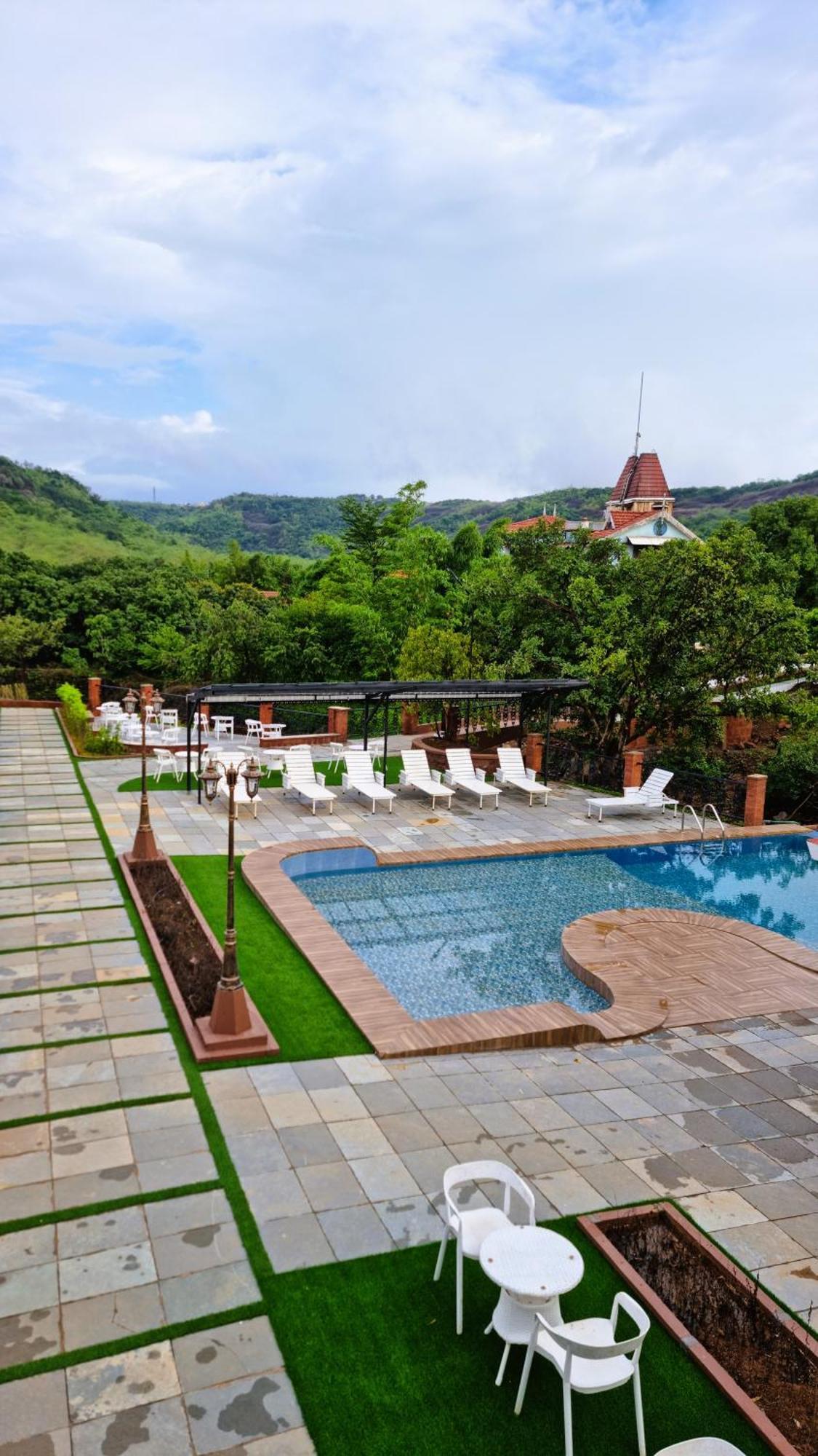 Nostravila Lonavala Buitenkant foto