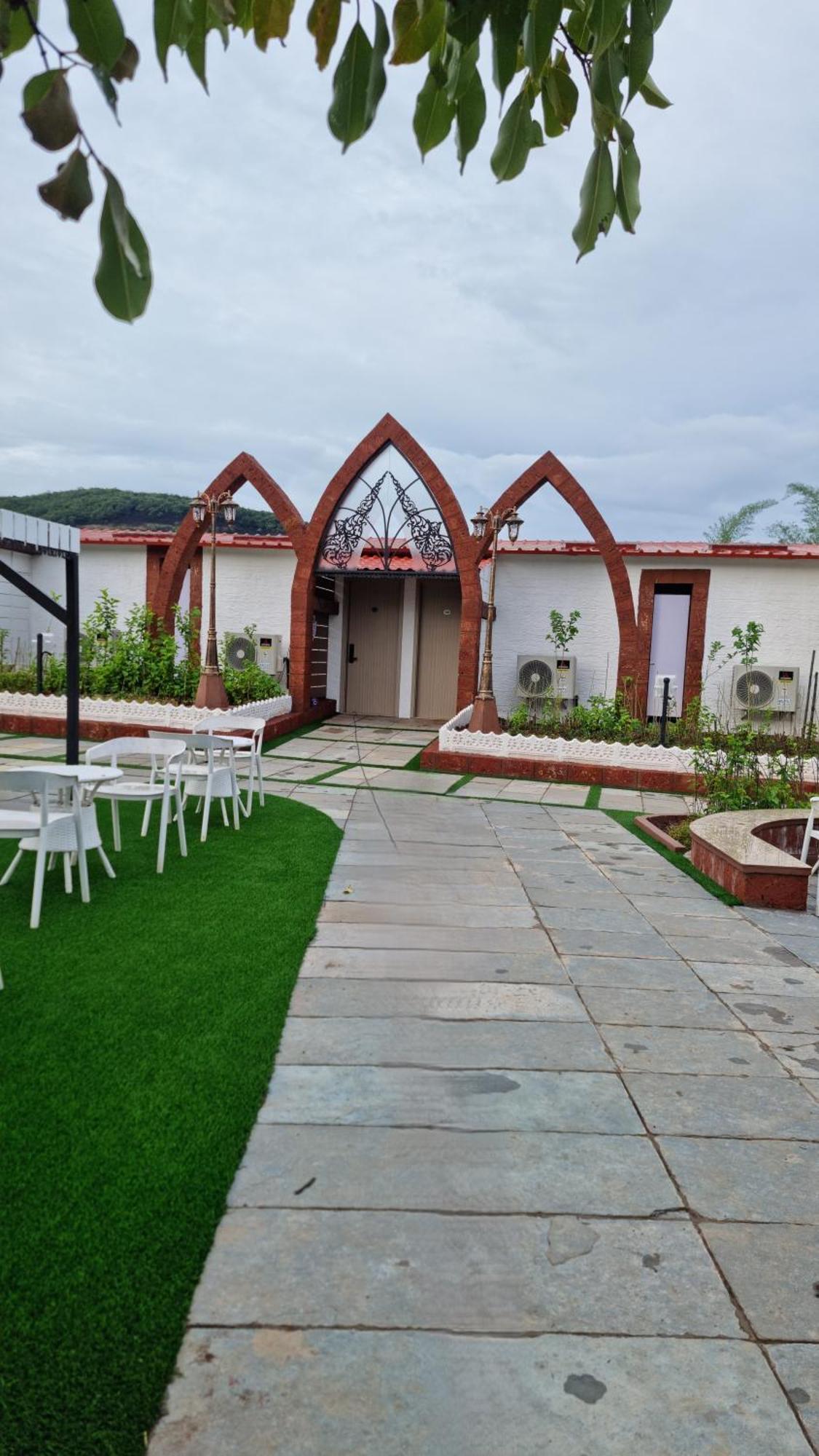 Nostravila Lonavala Buitenkant foto