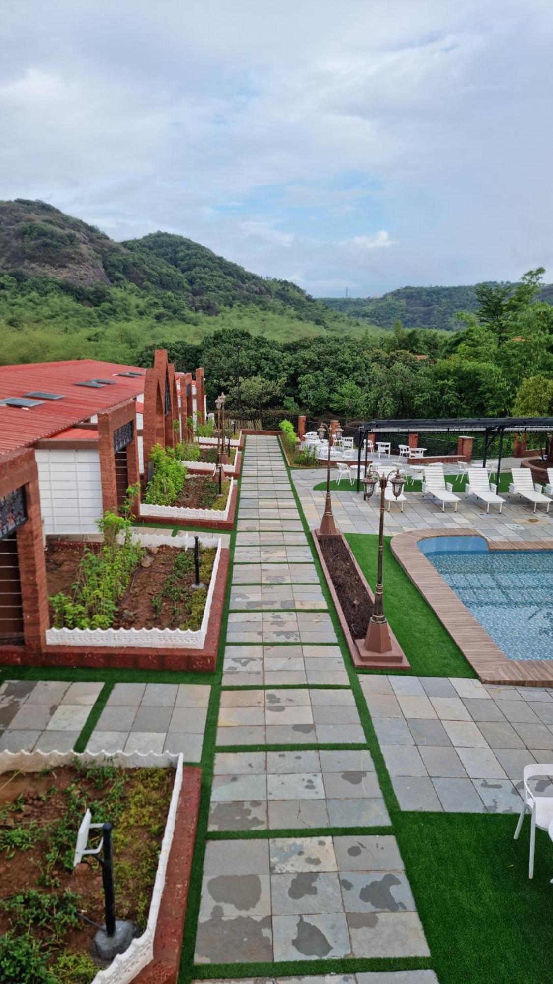 Nostravila Lonavala Buitenkant foto