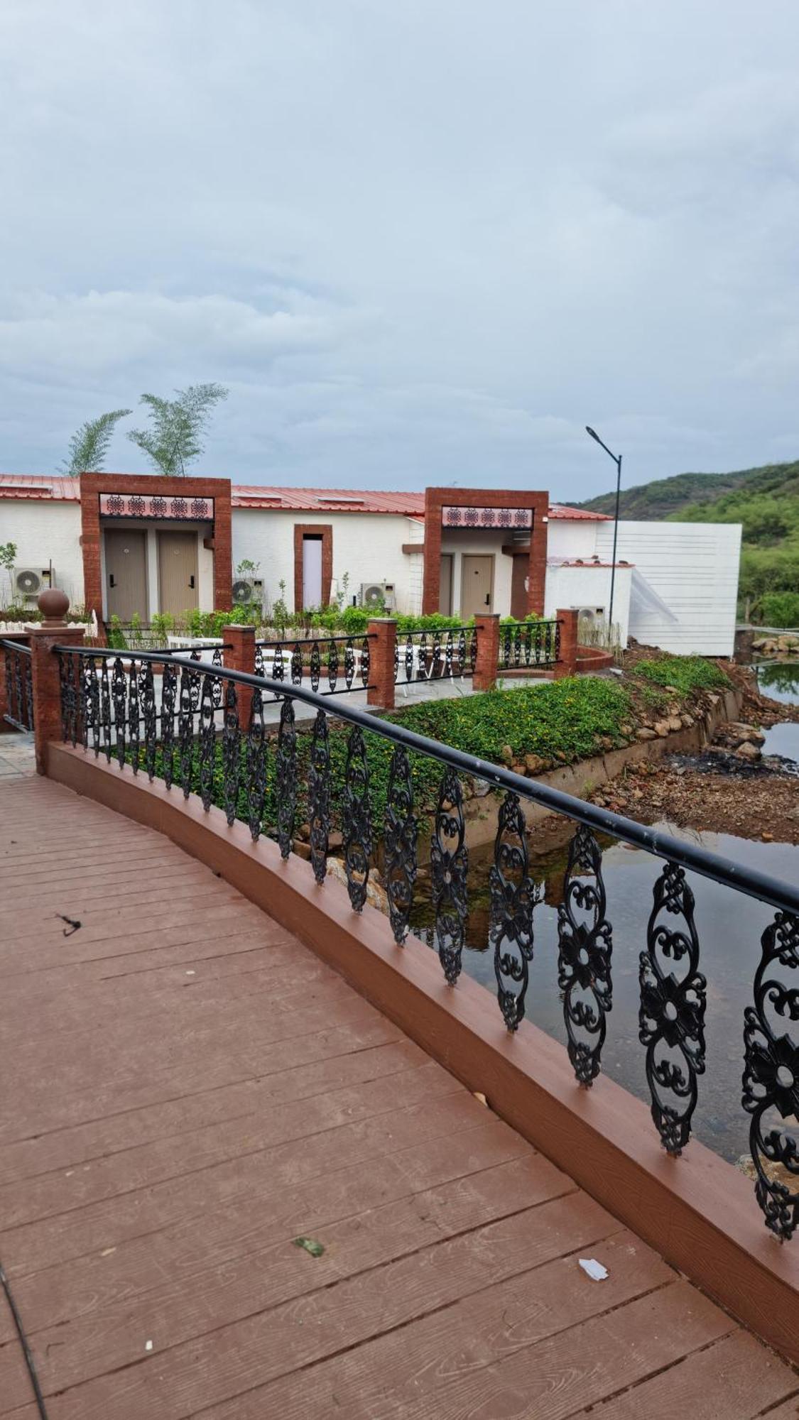Nostravila Lonavala Buitenkant foto