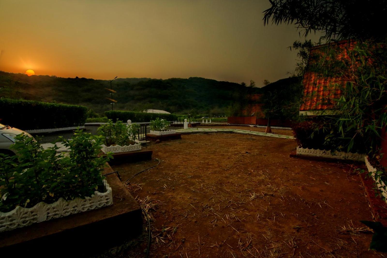Nostravila Lonavala Buitenkant foto